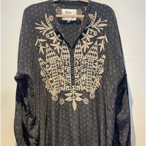 Johnny Was SZ XL stunning navy blue/white silk blouse. Beautiful details.